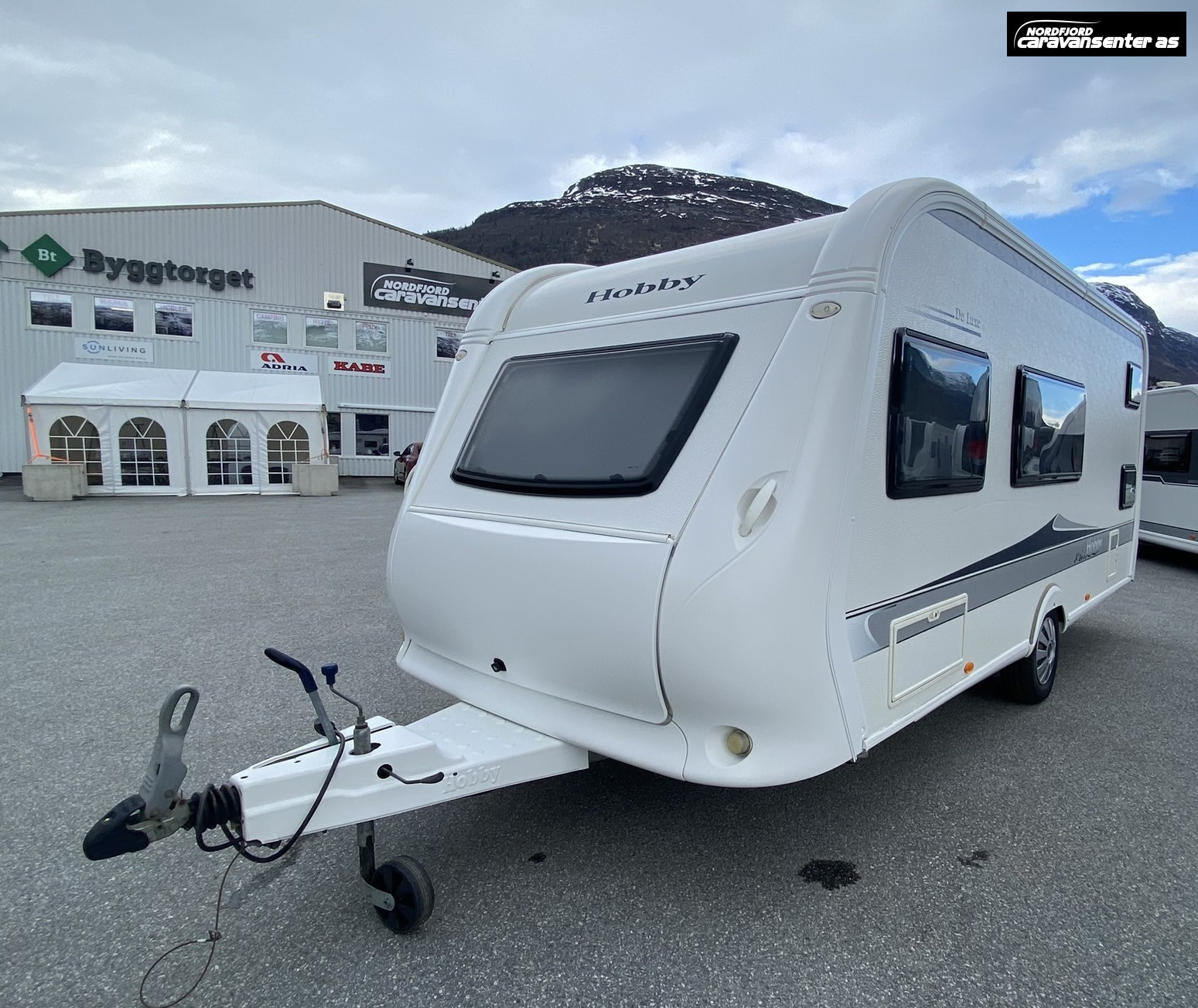 Hobby 490 KMF, perfekt køyrevogn med køyesenger. - Hobby