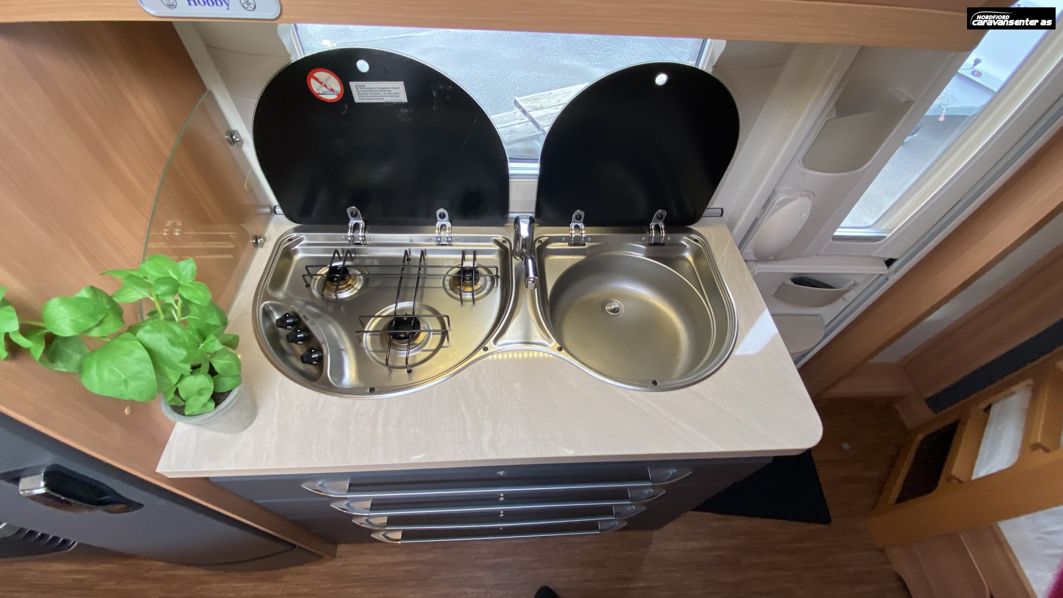 Hobby 490 KMF, perfekt køyrevogn med køyesenger. - Hobby