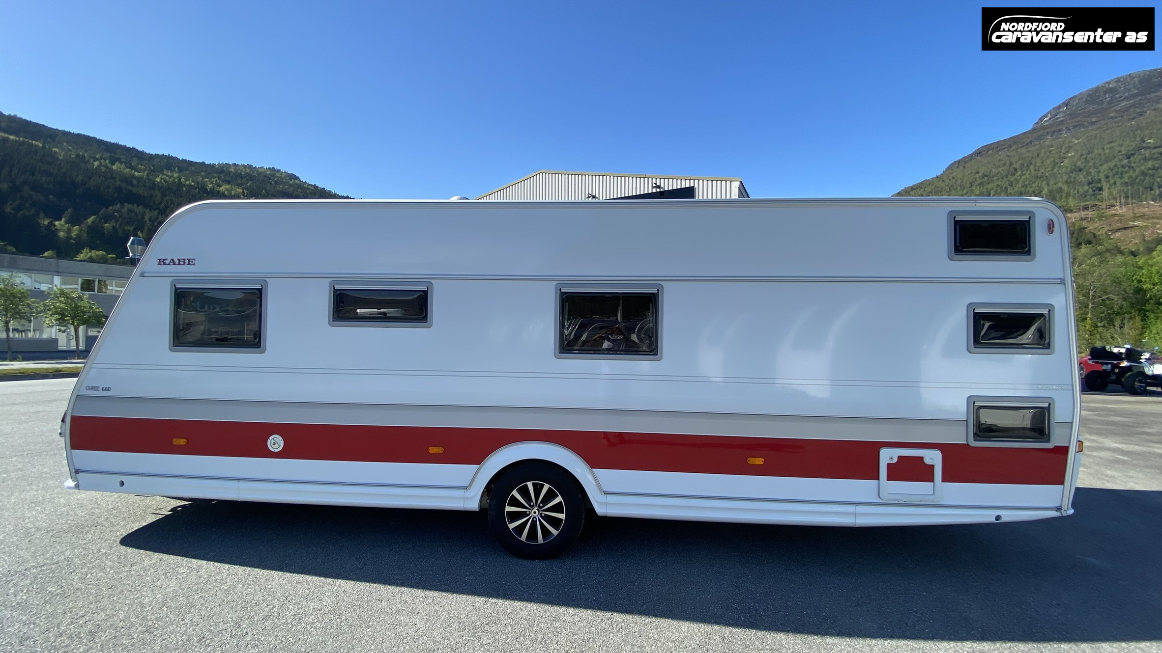 KABE Classic 660 DGDL KS.    Flott og velholdt familievogn med 7 sengeplasser. - KABE