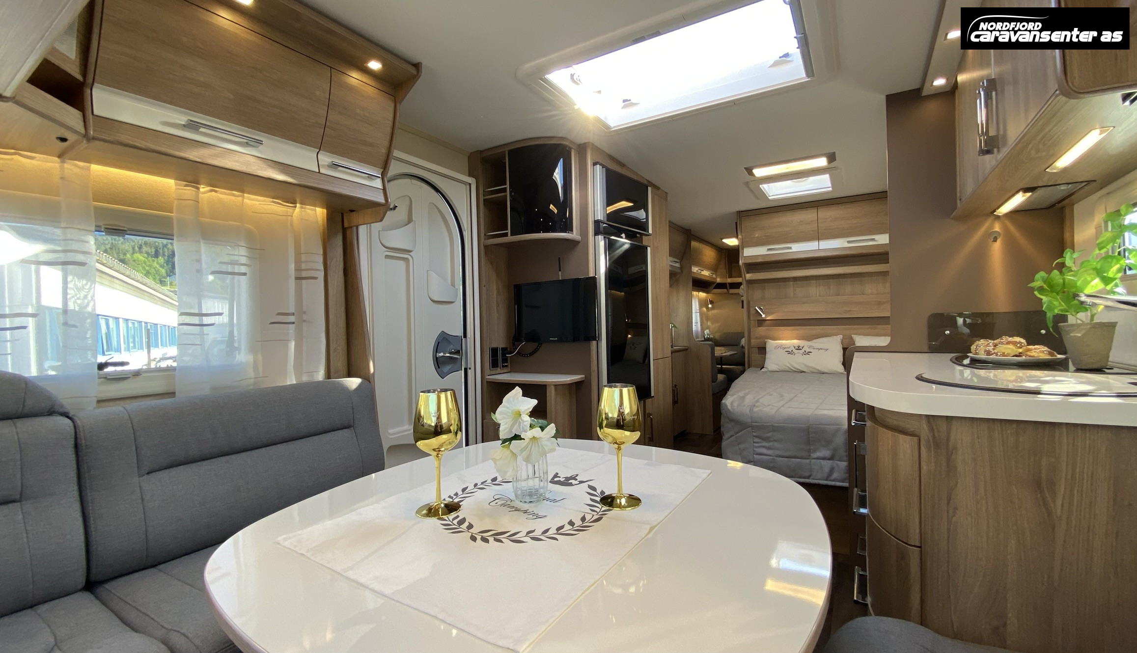 KABE Classic 660 DGDL KS.    Flott og velholdt familievogn med 7 sengeplasser. - KABE
