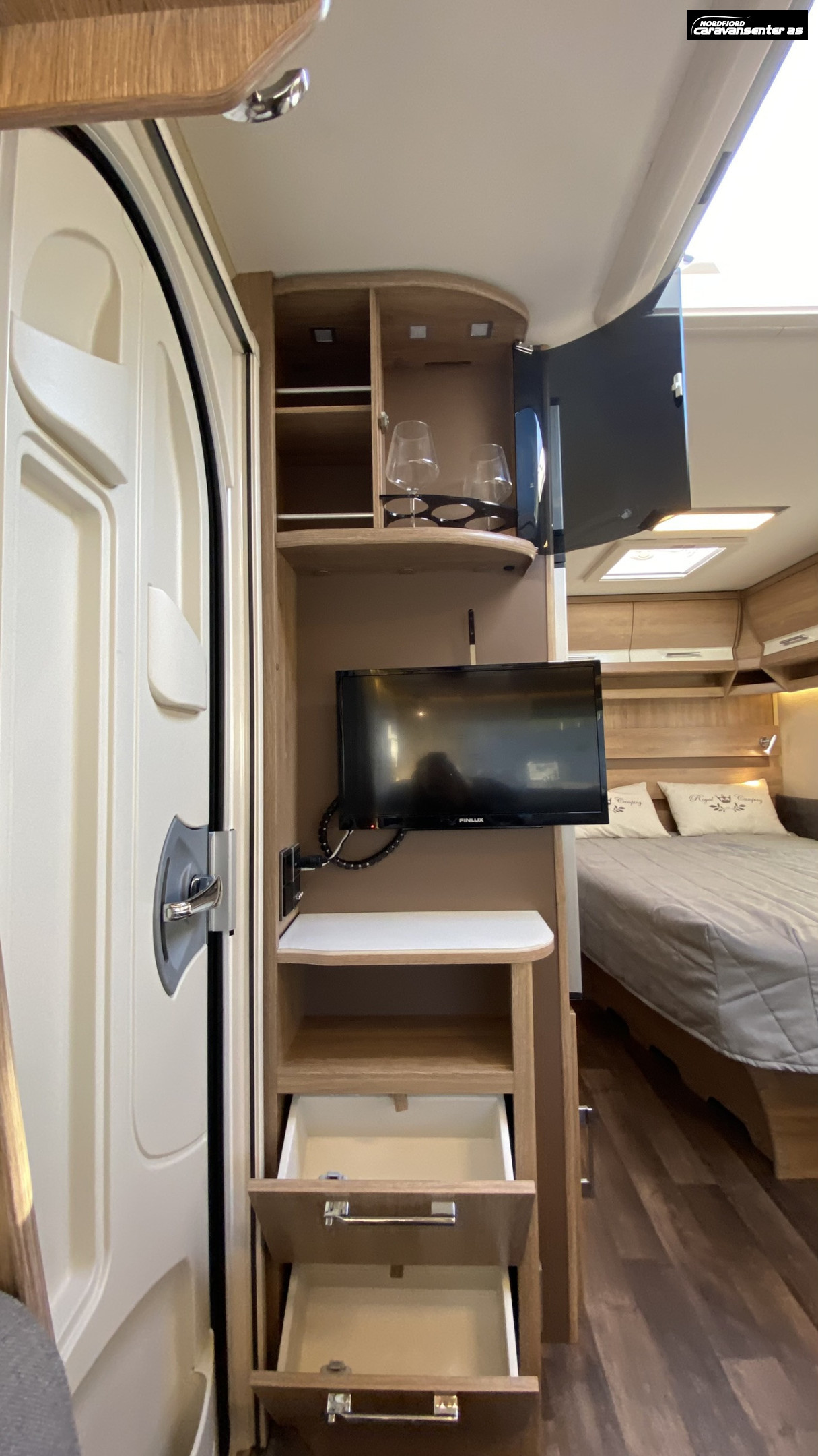 KABE Classic 660 DGDL KS.    Flott og velholdt familievogn med 7 sengeplasser. - KABE