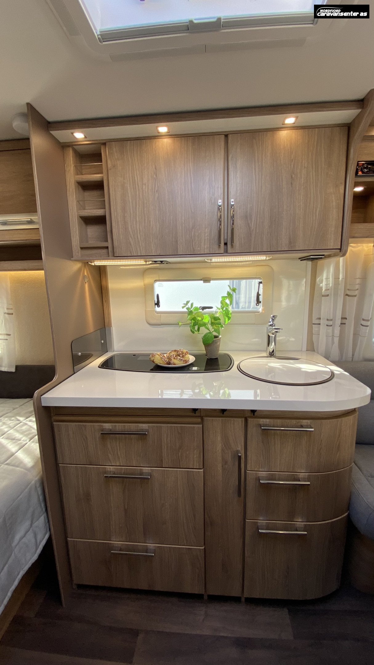 KABE Classic 660 DGDL KS.    Flott og velholdt familievogn med 7 sengeplasser. - KABE