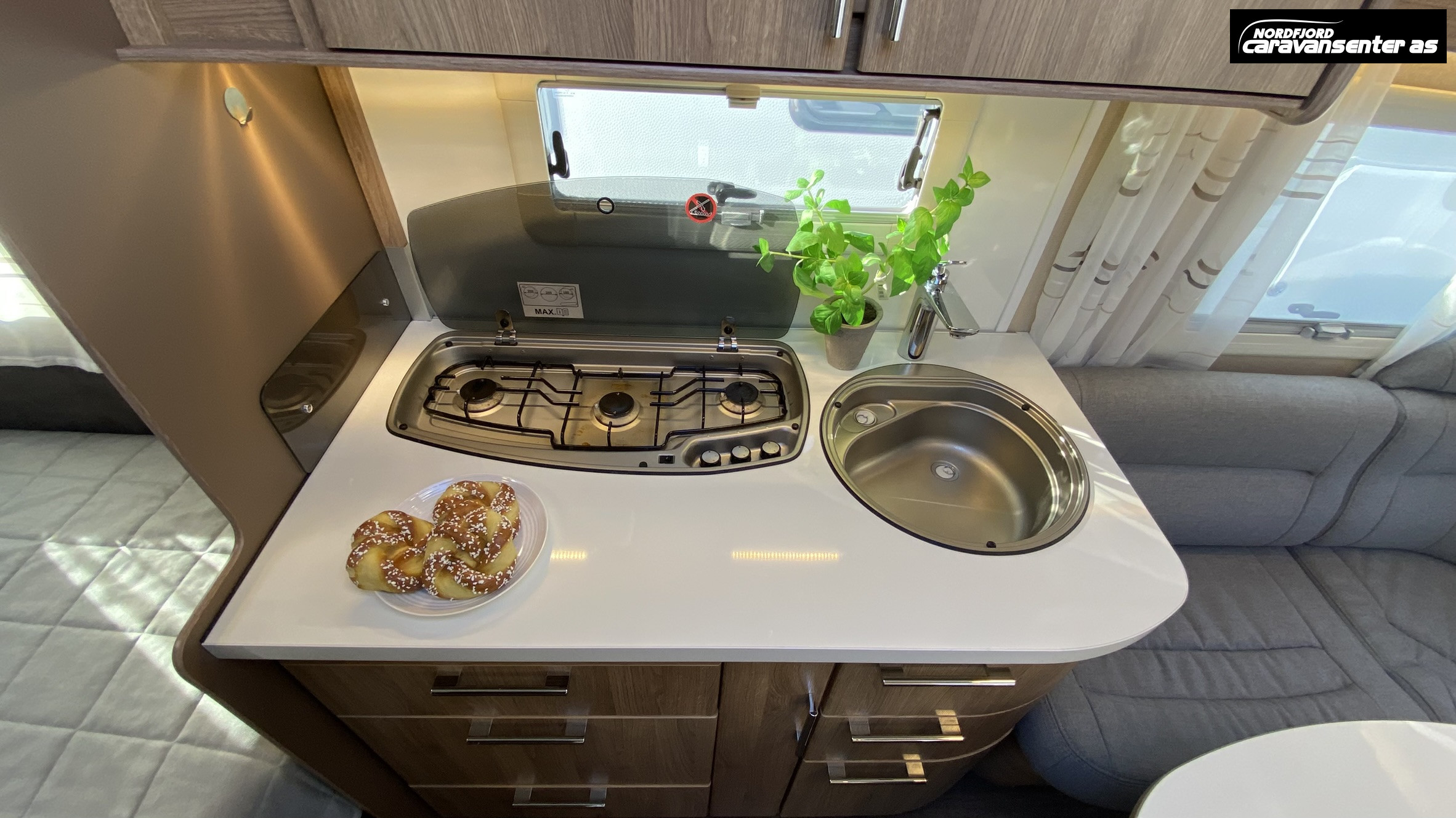 KABE Classic 660 DGDL KS.    Flott og velholdt familievogn med 7 sengeplasser. - KABE