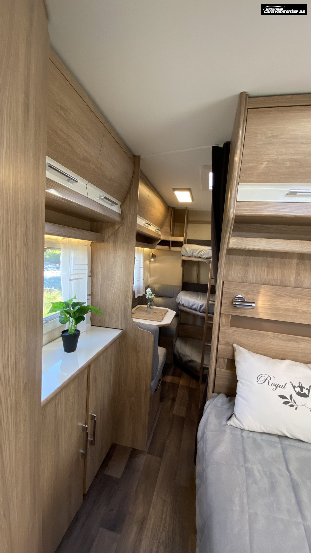 KABE Classic 660 DGDL KS.    Flott og velholdt familievogn med 7 sengeplasser. - KABE