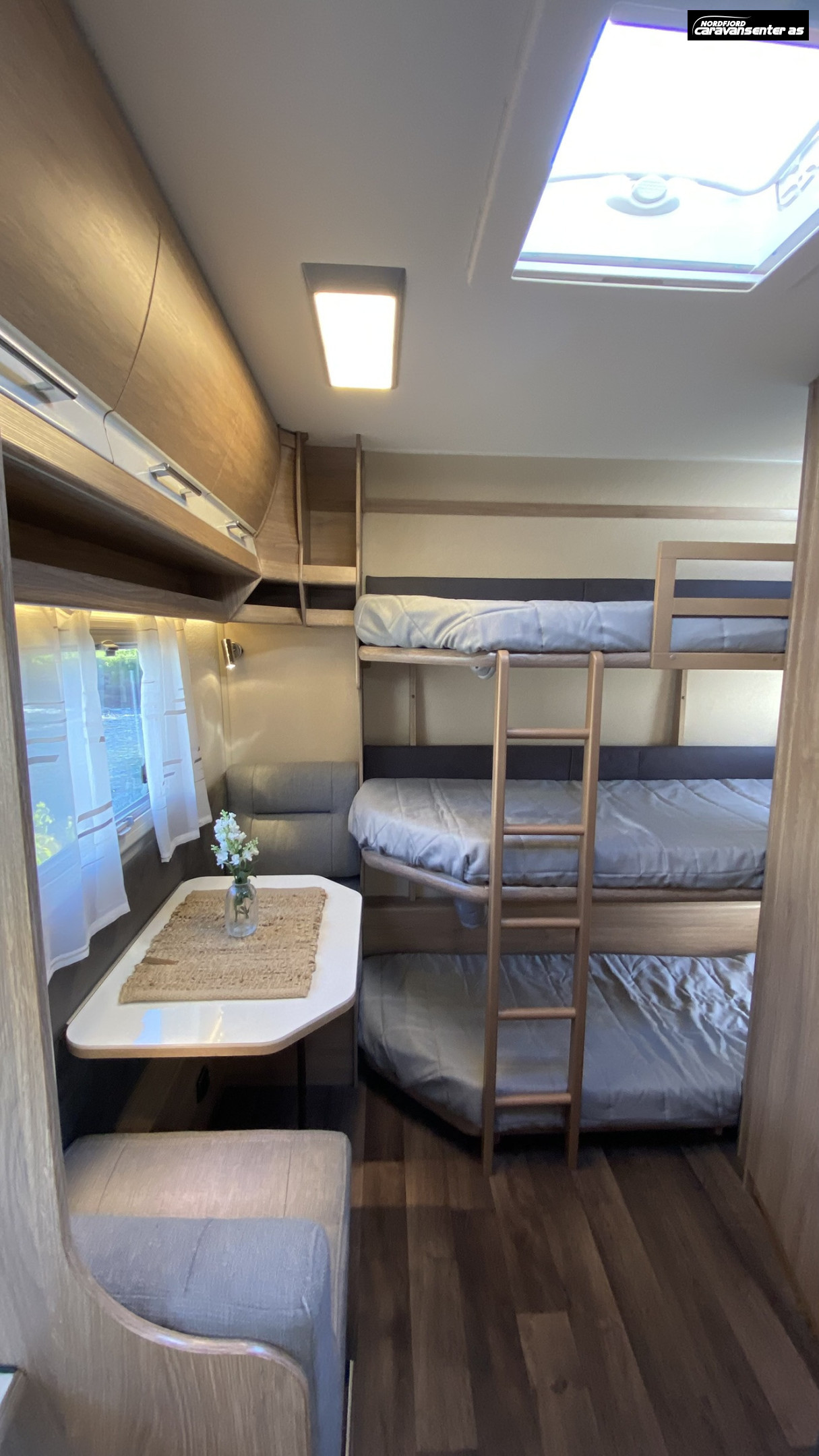KABE Classic 660 DGDL KS.    Flott og velholdt familievogn med 7 sengeplasser. - KABE