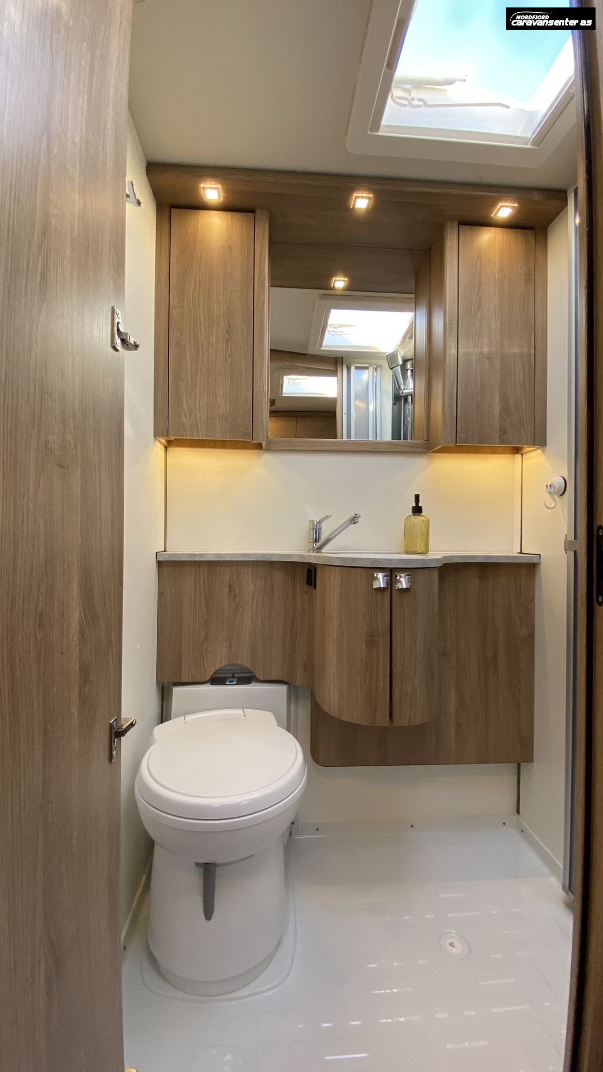 KABE Classic 660 DGDL KS.    Flott og velholdt familievogn med 7 sengeplasser. - KABE