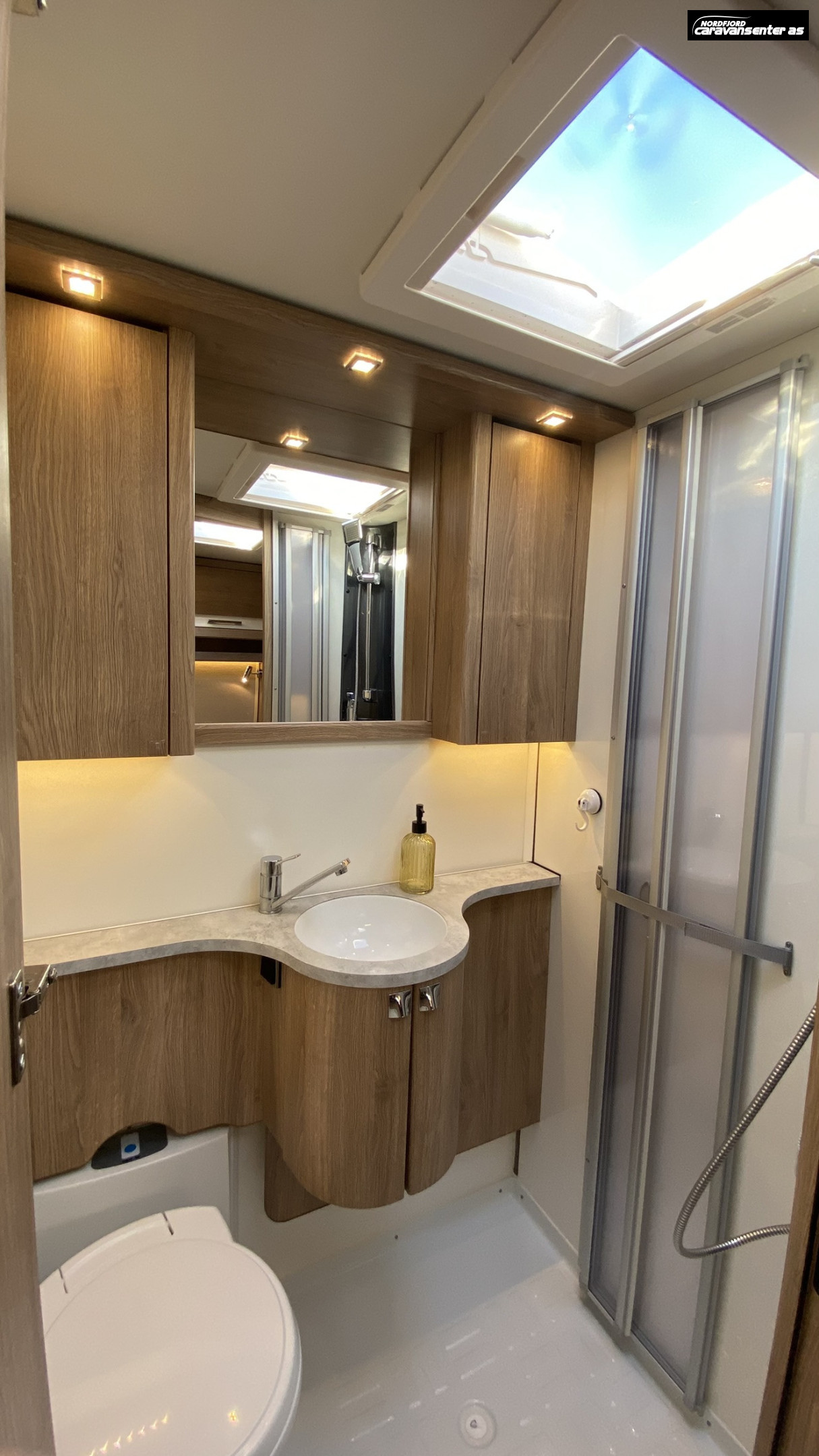 KABE Classic 660 DGDL KS.    Flott og velholdt familievogn med 7 sengeplasser. - KABE
