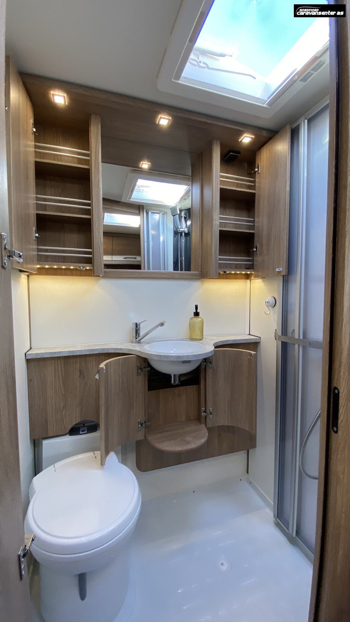 KABE Classic 660 DGDL KS.    Flott og velholdt familievogn med 7 sengeplasser. - KABE