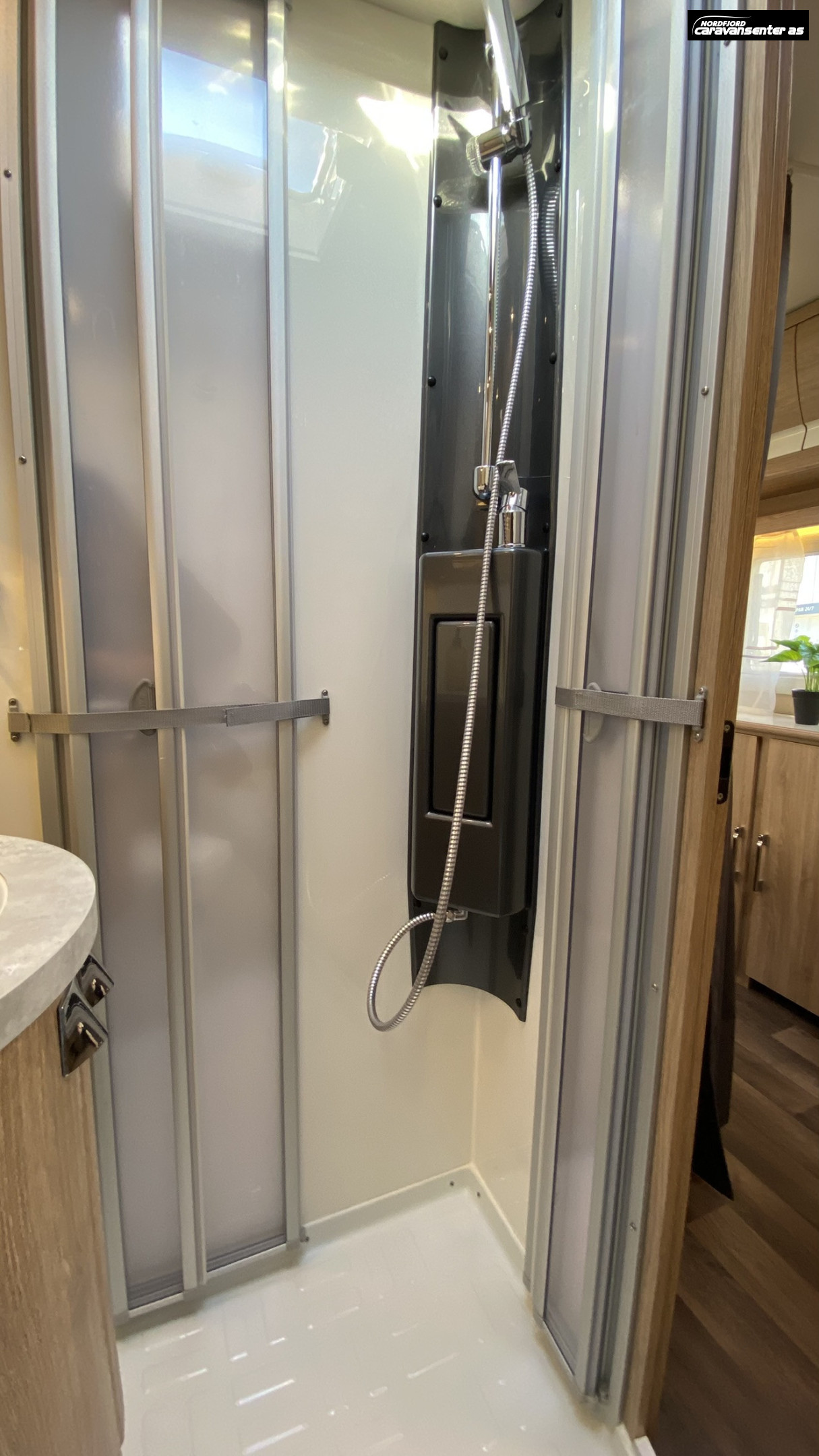 KABE Classic 660 DGDL KS.    Flott og velholdt familievogn med 7 sengeplasser. - KABE