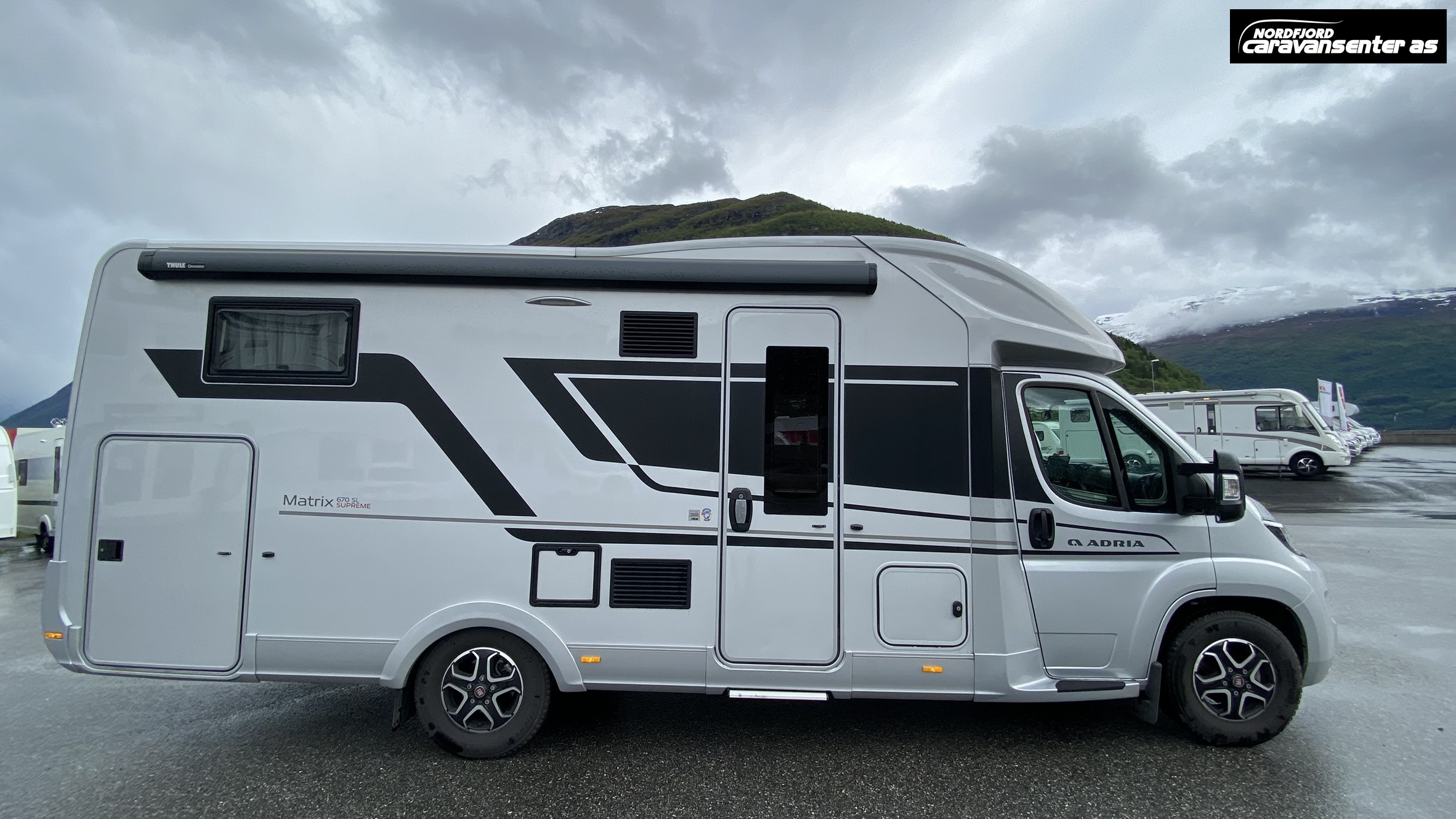 Matrix 670SL, godt utstyrt 5-seters bobil, med litiumbatteri, inverter og solcellepanel. - Adria