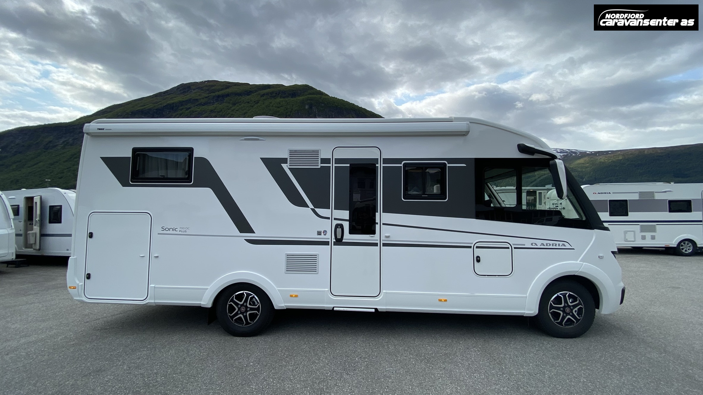 Sonic Plus 700 DC - FIAT 2,2 180HP MED HYDRAULISKE STØTTELABBER - Adria