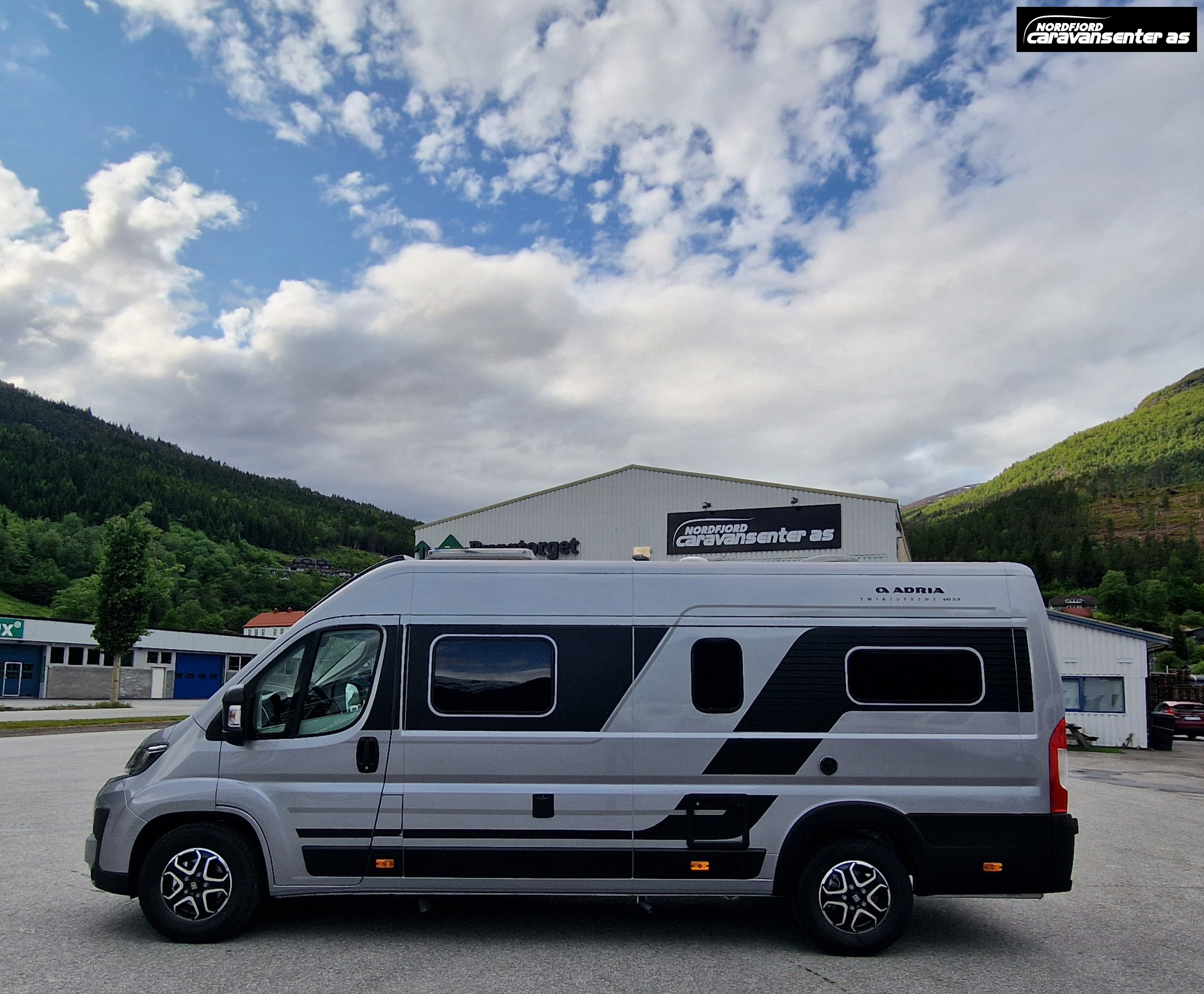 TWIN SUPREME 640 SLB - Fiat MultiJet3 140HP (103kW) 35L - Adria