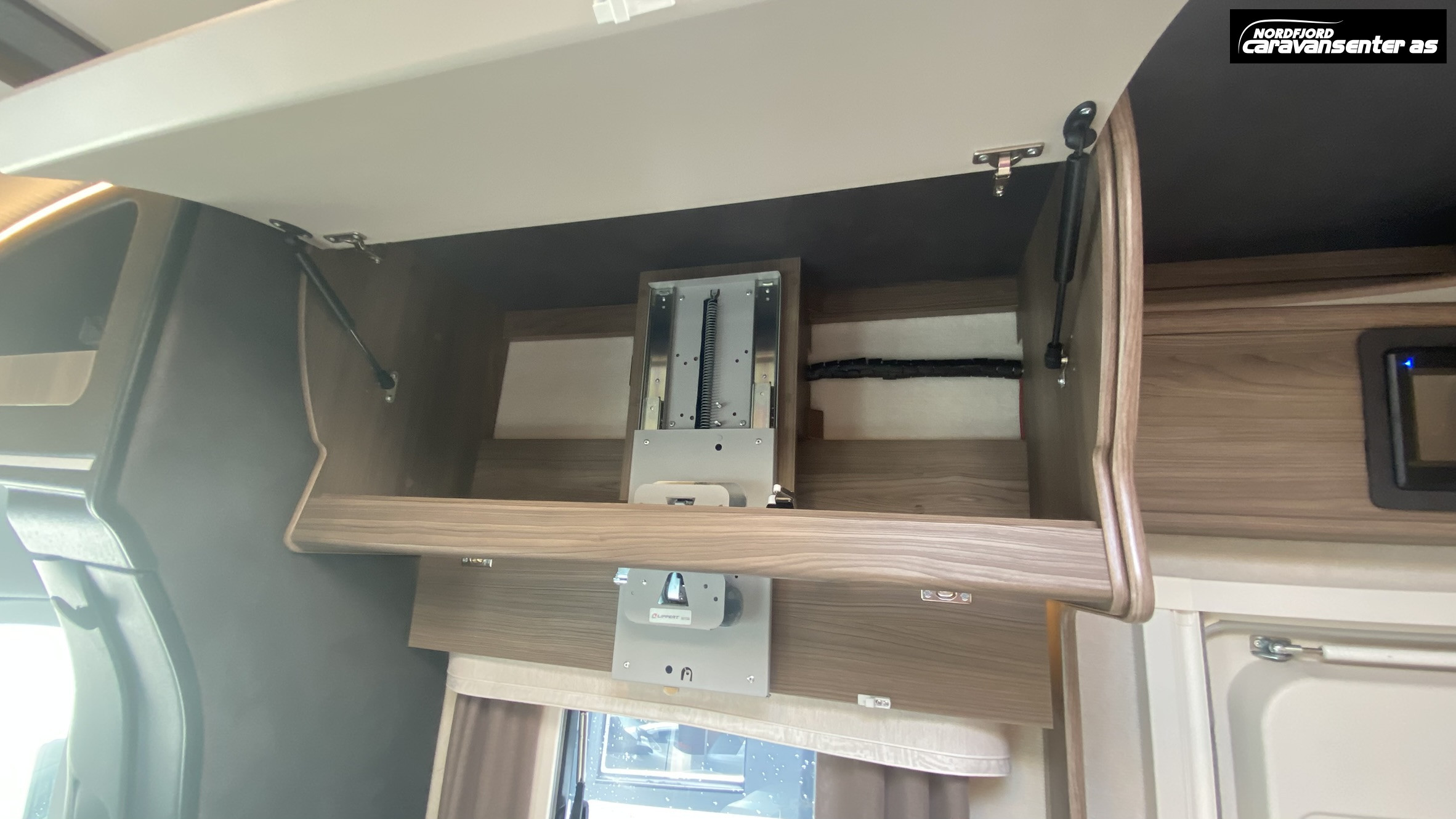 KABE TRAVEL MASTER NOVUM N750 LXL 3500 KG MED ROYALPAKKE - KABE