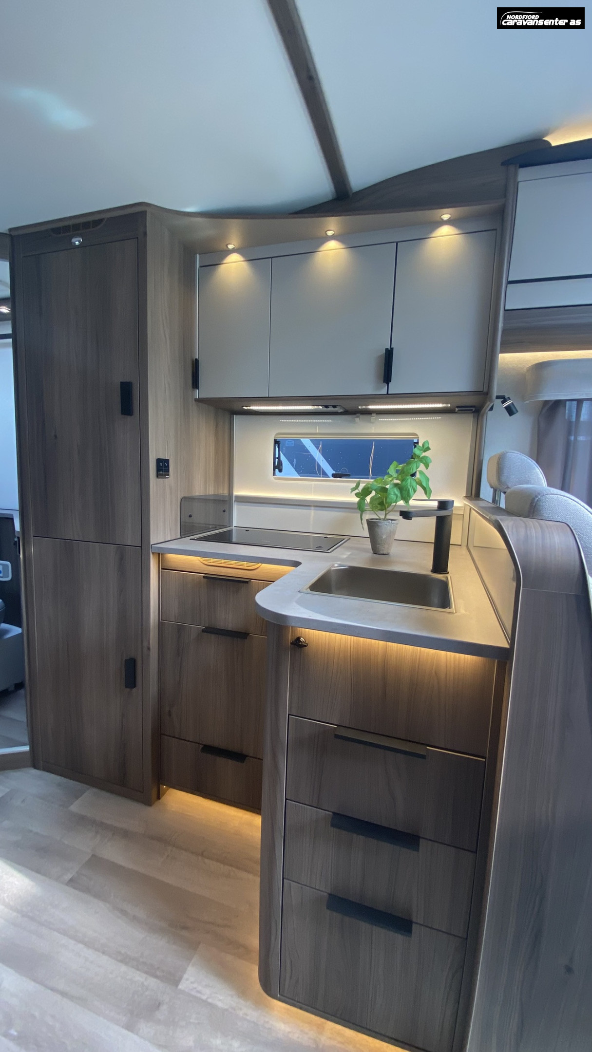 KABE TRAVEL MASTER NOVUM N750 LXL 3500 KG MED ROYALPAKKE - KABE