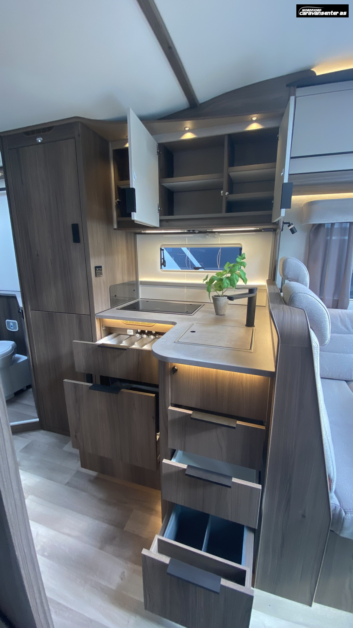 KABE TRAVEL MASTER NOVUM N750 LXL 3500 KG MED ROYALPAKKE - KABE