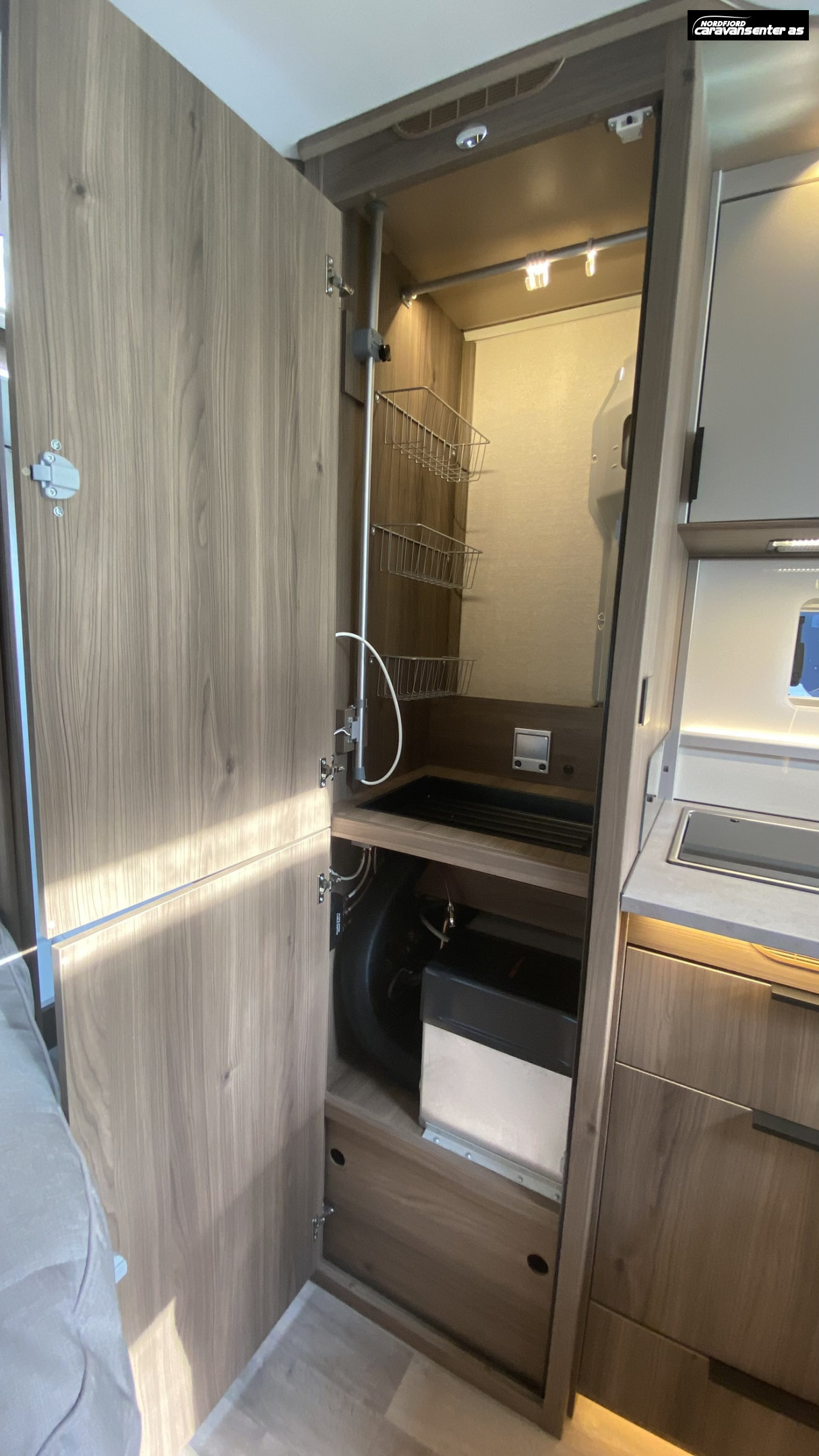 KABE TRAVEL MASTER NOVUM N750 LXL 3500 KG MED ROYALPAKKE - KABE