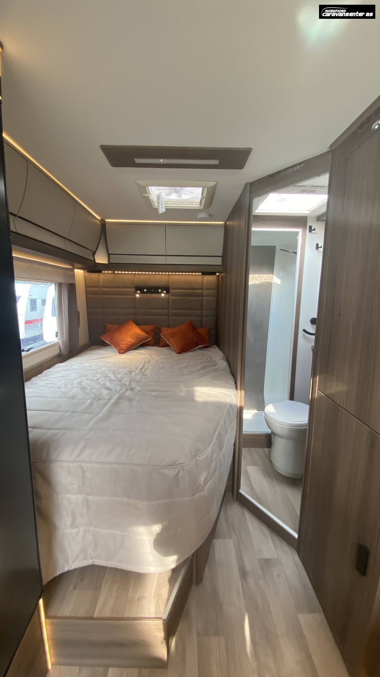 KABE TRAVEL MASTER NOVUM N750 LXL 3500 KG MED ROYALPAKKE - KABE