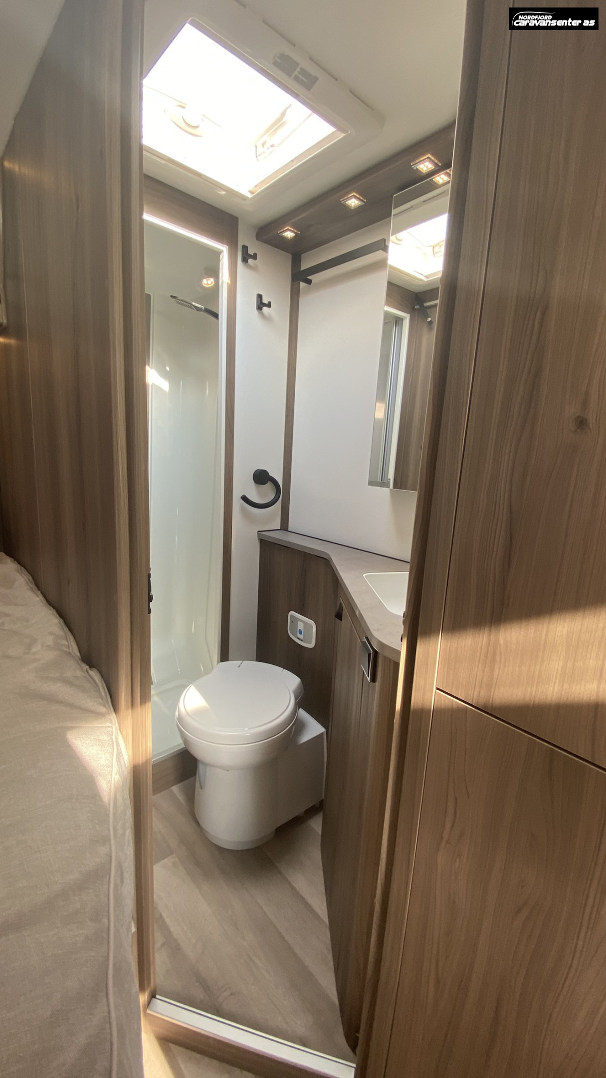 KABE TRAVEL MASTER NOVUM N750 LXL 3500 KG MED ROYALPAKKE - KABE