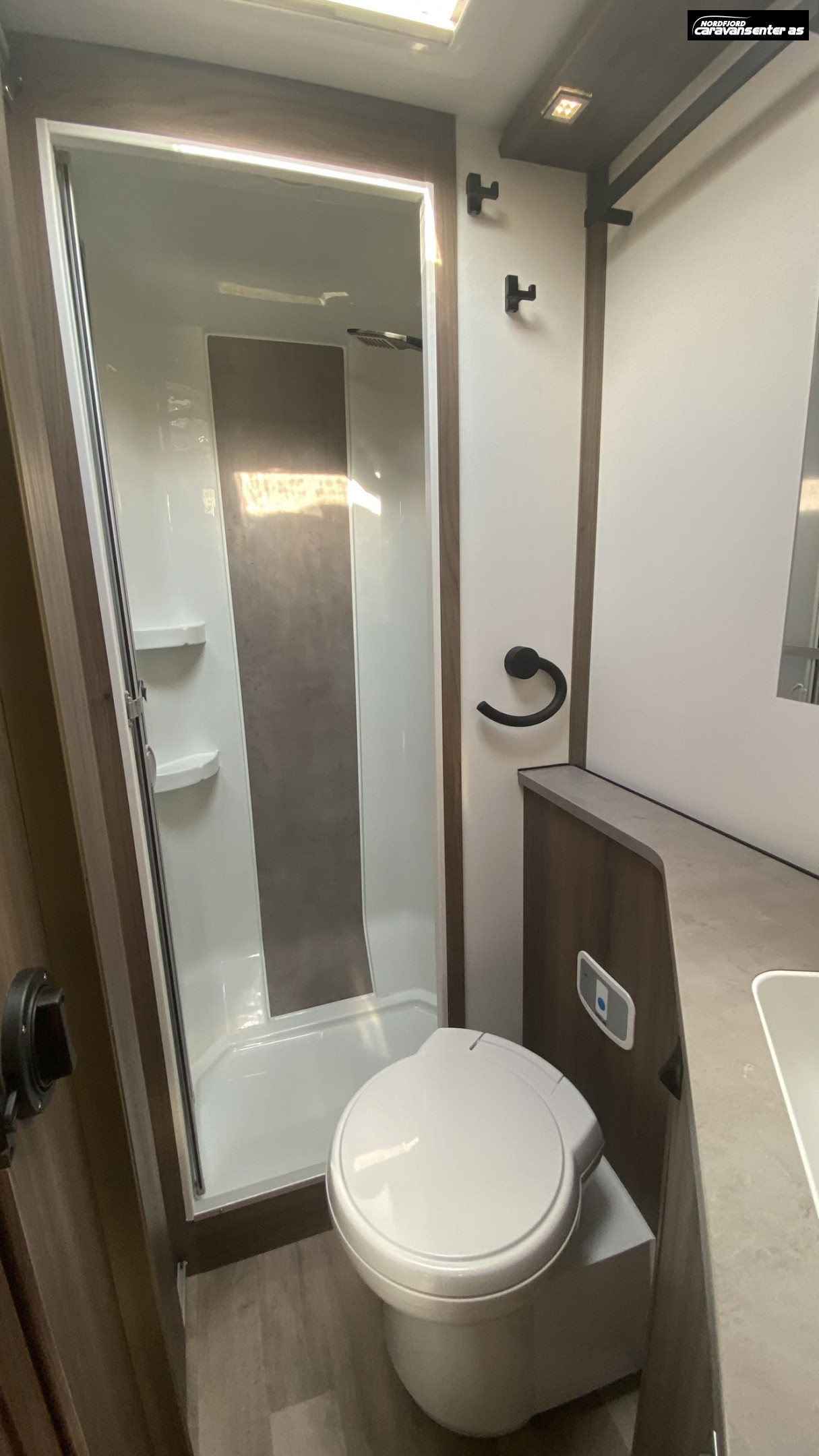 KABE TRAVEL MASTER NOVUM N750 LXL 3500 KG MED ROYALPAKKE - KABE