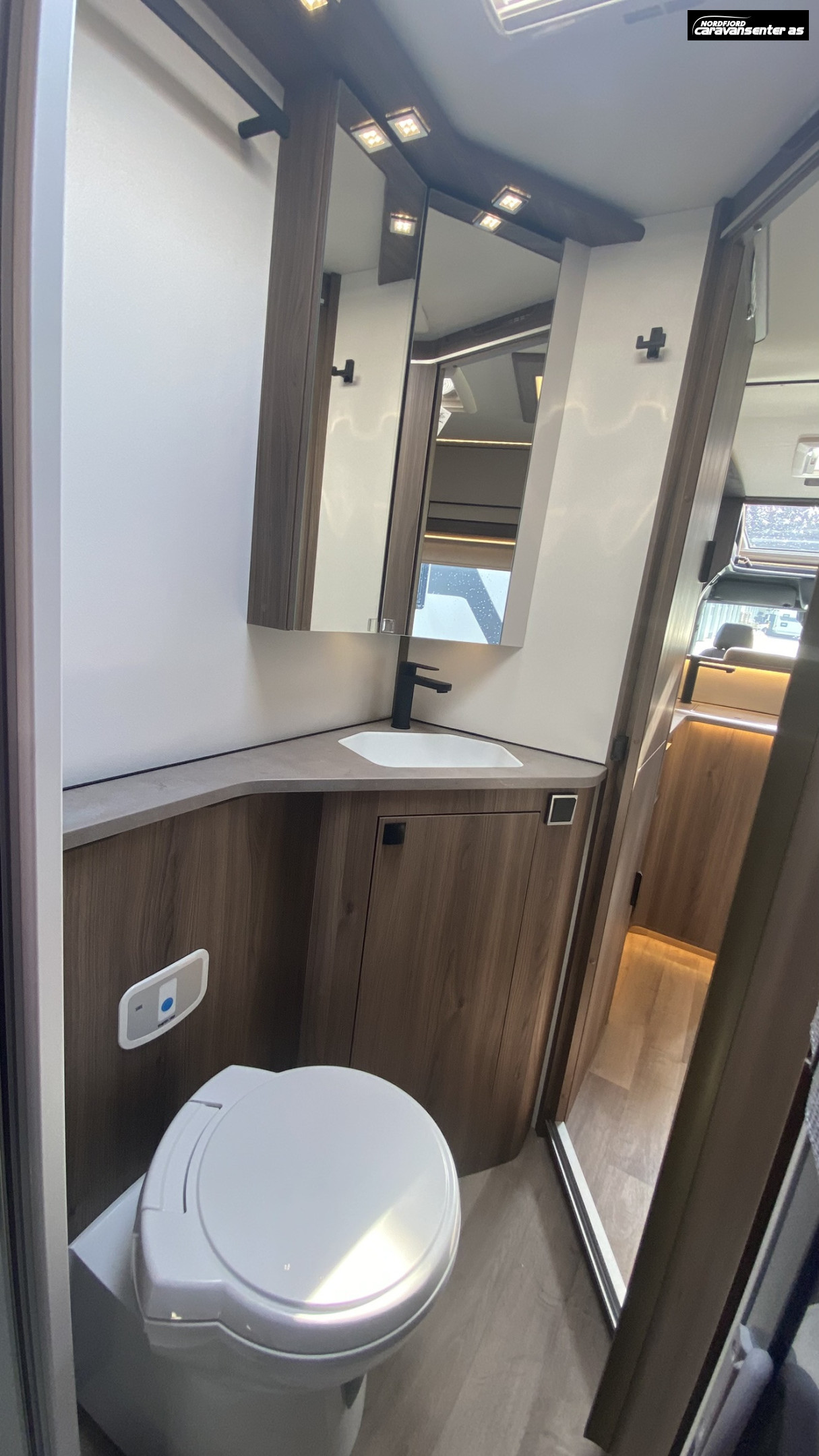 KABE TRAVEL MASTER NOVUM N750 LXL 3500 KG MED ROYALPAKKE - KABE
