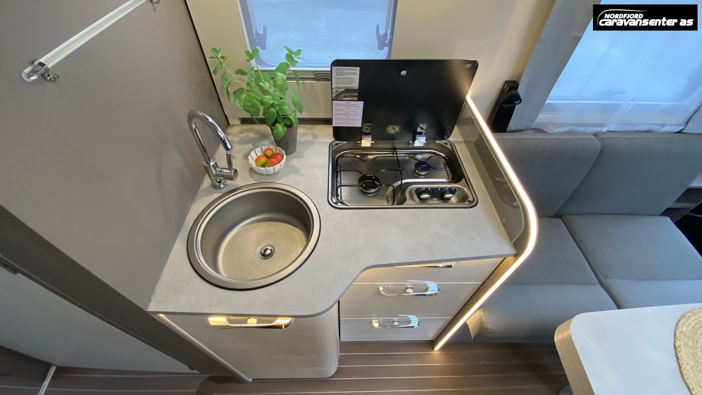Etrusco I7400 SBC Fullspekka med utstyr: Hydrauliske støttebein, aircondition, solcelle og litiumbatteri. - Etrusco