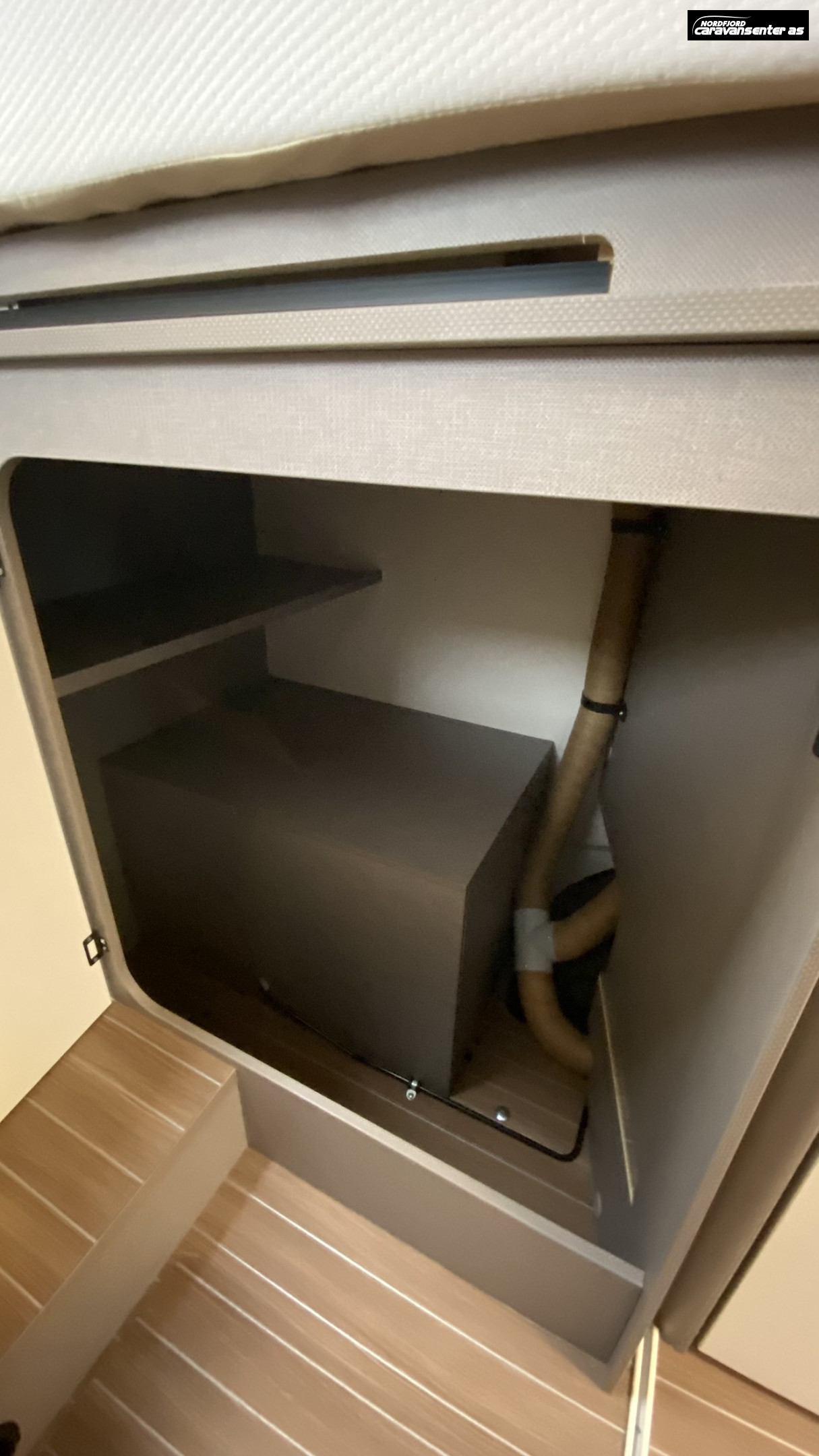 Etrusco I7400 SBC Fullspekka med utstyr: Hydrauliske støttebein, aircondition, solcelle og litiumbatteri. - Etrusco