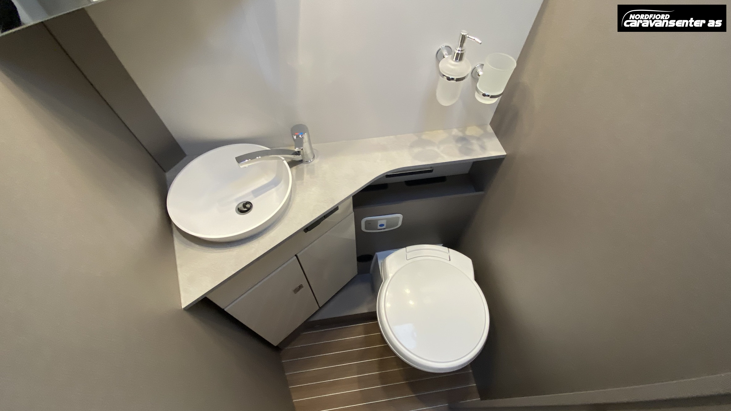 Etrusco I7400 SBC Fullspekka med utstyr: Hydrauliske støttebein, aircondition, solcelle og litiumbatteri. - Etrusco